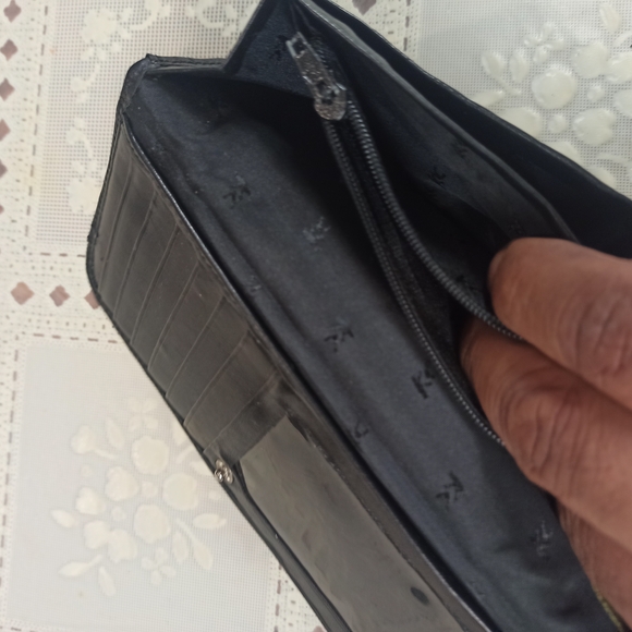 Kenneth Cole Black Leather Women's Hand Wallet with Silver Accent - Picture 10 of 14